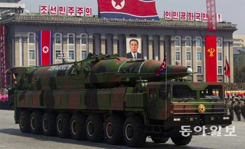 2012년 4월 북한이 김일성 생일 100주년을 기념하는 군사 퍼레이드에서 처음으로 공개한 KN-08 신형 중장거리 탄도미사일. 동아일보DB