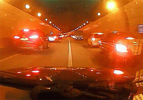새해 첫날 경북 포항시 유강터널에서 운전자들이 긴급 출동 중인 소방차가 지나갈 수 있도록 도로 양측으로 차량을 붙여 길을 터주고 있다. 포항남부소방서 제공
