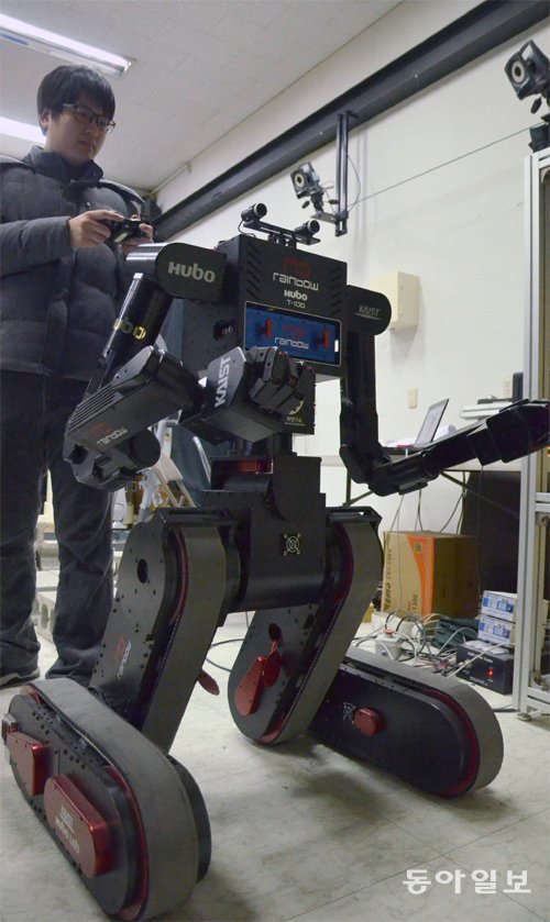 KAIST 휴머노이드로봇연구센터 연구원이 전쟁용 구조로봇 T-100을 조종하고 있다. 전승민 동아사이언스 기자 enhanced@donga.com