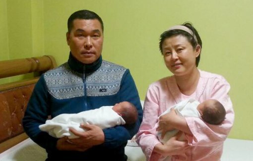 21일 경기 양평군의 한 산후조리원에서 양재국(왼쪽) 박유림 씨 부부가 16일 태어난 쌍둥이 아들을 안고 있다. 박유림 씨 가족 제공