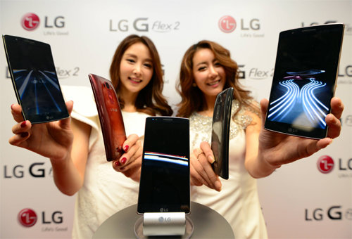 LG전자는 22일 서울 여의도 여의대로 트윈타워에서 곡선형의 전략 스마트폰 ‘G플렉스2’를 공개했다. 모델들이 G플렉스2를 소개하고 있다. 뉴스1