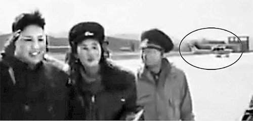 김정은, 미국산 소형 비행기 이용하는 듯 지난해 3월 김정은 북한 노동당 제1비서(왼쪽)가 항공 및 반항공군 2620부대를 방문해 손을 들고 있다. NK뉴스는 22일 김정은이 미국 소형 비행기(원 안·세스나 172 스카이호크)를 이용하는 것으로 보인다고 보도했다. NK뉴스 홈페이지