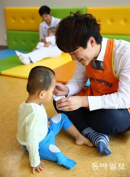 21일 서울 서초구 헌릉로 ‘서울시 어린이병원’에서 자원봉사에 나선 본보 이철호 기자가 한 아이에게 간식을 먹이고 있다. 전영한 기자 scoopjyh@donga.com
