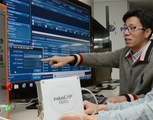 한국전자통신연구원 연구원들이 새롭게 개발한 방화벽 기기를 통신 시스템에 연결해 해킹 차단 여부를 테스트하고 있다. 한국전자통신연구원 제공
