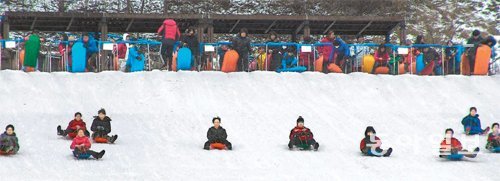 21일 인천 남동구 인천대공원 눈썰매장을 찾은 시민들이 눈썰매를 타며 즐거워하고 있다. 이곳을 포함해 지방자치단체가 운영하는 썰매장은 입장료가 저렴하거나 아예 없어 큰 부담 없이 즐길 수 있다. 김영국 동아닷컴 객원기자 press82@donga.com