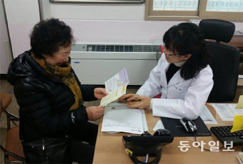 부산 사하구보건소에서 일하는 시간선택제 공무원 제은영 간호사(45)가 진료실을 찾은 환자와 상담하고 있다. 조용휘 기자 silent@donga.com