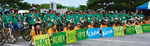 지난해 7월 재외동포재단의 초청연수 프로그램으로 ‘DMZ 자전거평화대행진’에 참가한 재외동포 청소년들이 경기 파주시 임진각에서 기념촬영을 찍고 있다. 한국 초청 프로그램은 세계 각지에 흩어진 재외동포들이 한국을 체험하고 소속감을 높이는 주요 행사 중 하나다. 재외동포재단 제공