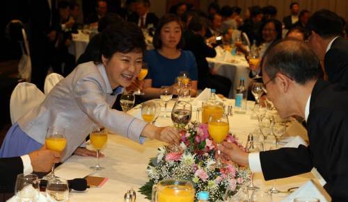 박근혜 대통령이 영국 런던 로얄가든호텔에서 열린 동포간담회에 참석하고 있다. 박 대통령인 현지교민들과 건배하고 있다. 청와대사진기자단