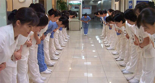 대전선병원의 모든 직원은 환자를 맞을 때 일어나 인사한다. 의사와 간호사도 마찬가지다. 친절교육을 받고 있는 병원 직원들. 대전선병원 제공