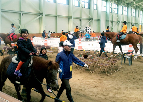 경북 영천시 임고면 운주산 승마장에서 승마 체험 교실에 참가한 어린이들이 말을 타고 있다. 영천시 제공