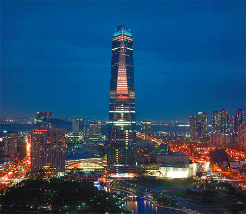포스코그룹 계열사인 대우인터내셔널이 26일 입주를 마치고 업무를 시작한 인천 송도국제도시의 니트타워. 빌딩 높이가 68층, 305m에 이른다. 인천경제자유구역청 제공