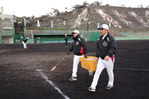 “뭐, 선수단 서열 넘버1인 감독이 공 박스를 옮긴다고?” kt 조범현 감독(왼쪽)이 일본 미야자키 휴가시에서 진행 중인 전지훈련에서 공이 들어있는 박스를 손수 옮기며 선수들의 훈련을 돕고 있다. 사진제공｜kt 위즈