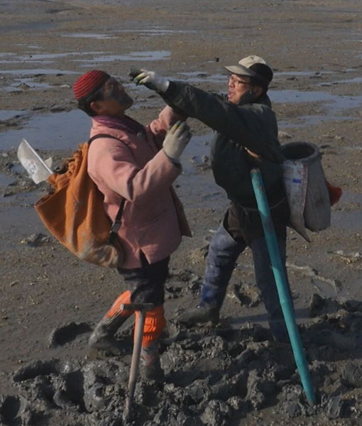 ‘갈 데까지 가보자’ 제작진과 섬을 찾은 김오곤 한의사(왼쪽)를 갯벌에서 맞이하는 박영호씨. 사진제공｜채널A