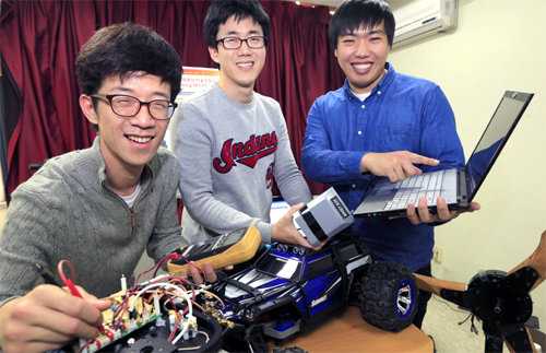 23일 광주과학기술원 기전공학부 박사과정 황성의 장준환 정지성 씨(왼쪽부터)가 직접 개발한 레이저 스캐너 장비 등을 보여주고 있다. 지스트 제공