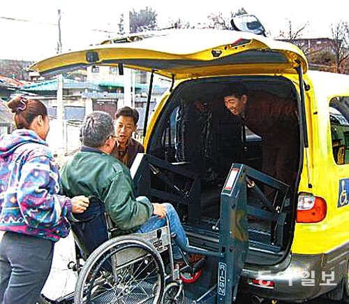 교회에서 기부금을 받아도 기초생활수급비가 삭감될 수 있다. 휠체어를 탄 한 장애인이 장애인이 동차량에 탑승하고 있다. 동아일보DB