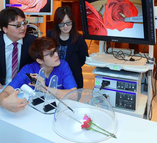일반인들이 올림푸스의 3D복강경 수술 기구를 체험하고 있다. 올림푸스 제공