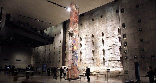 국립9·11추모박물관에서 만나는 월드트레이드센터의 기초(벽). 그 앞의 철골은 2002년 5월 마지막으로 철거한 기둥.