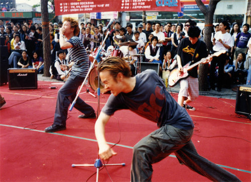 1997년 서울 신촌 거리에서 공연하는 록 밴드 크라잉넛. 크라잉넛 제공