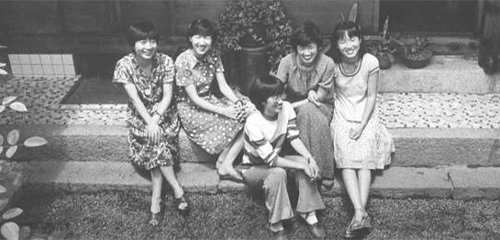1979년경 서울 성북구 보문동 한옥집에서 즐거운 한때를 보내고 있는 박완서 작가 (오른쪽에서 두 번째)와 딸들. 달 출판사 제공