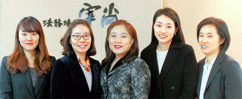 왼쪽부터 정원정, 김자림, 이재숙, 조정민, 정미숙 변호사.