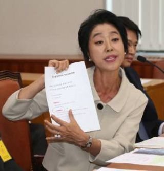 지난해 10월 배우 김부선 씨가 국토교통부 국정감사에 참고인 자격으로 출석해 관리비 비리 의혹에 관한 자료를 들어 보이며 증언하고 있다.