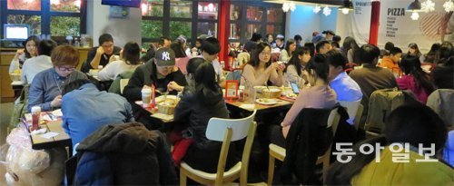 중국 상하이의 번화가인 난징둥루에 위치한 미스터피자 매장에서 중국 고객들이 식사를 하고 있다. 이 매장의 매출액은 미스터피자 국내 매장 평균의 2배에 이른다. 상하이=김유영 기자 abc@donga.com