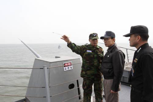2010년 3월 30일, 침몰된 천안함의 함수와 함미 중간 지점에 위치한 독도함에서 브리핑을 받고 있는 이명박 전 대통령.