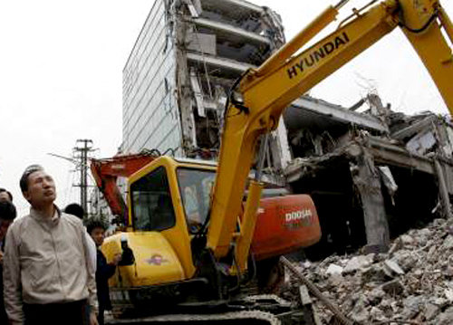2008년 5월 30일 중국 쓰촨 성 지진 피해지역을 찾은 이명박 전 대통령. 이 전 대통령은 “피해상황을 보니 더 많은 지원이 필요해 보였다”며 “서울에 있는 한승수 국무총리에게 전화해 추가 지원을 지시했다”고 회고했다.
