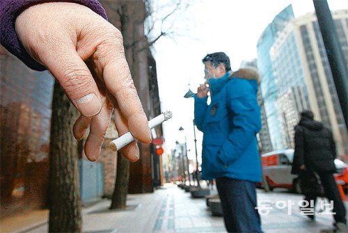 흡연자들이 28일 서울 종로구 광화문역 인근 거리에서 담배를 피우고 있다. 배려가 없는 길거리 흡연자들은 간접흡연과 담뱃불 화상을 두려워하는 시민들에게 기피 대상이 되고 있다. 전영한 기자 scoopjyh@donga.com