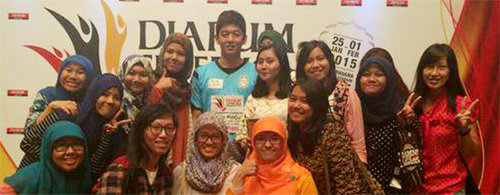 인도네시아 무대에 진출한 한국 배드민턴 간판스타 이용대(뒷줄 가운데)가 지난주 말레이시아에서 열린 ‘무아르 배드민턴 클럽’ 행사에 참석해 몰려든 말레이시아 팬들과 기념 촬영을 하고 있다. 이용대 제공