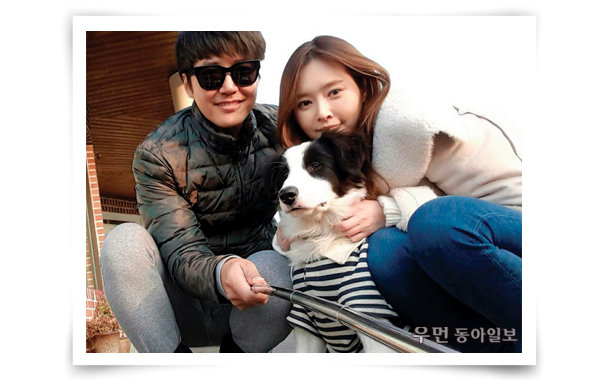 메이비와 함께 강아지를 데리고 산책 데이트를 즐긴다는 윤상현(왼쪽).