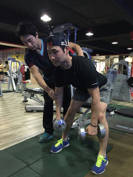 2010년 KPGA 투어 상금왕 김대현(오른쪽)이 2015년 부활을 다짐하며 구슬땀을 쏟고 있다. 김대현이 경기도 성남의 한 피트니스센터에서 트레이너와 함께 척추강화를 위한 훈련을 하고 있다. 사진제공｜프로골퍼 김대현