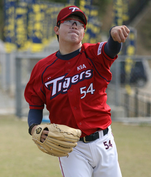 KIA 양현종은 메이저리그 좌절 이후 성찰의 시간을 갖고 여름 부진을 만회하기 위해 천천히 컨디션을 끌어올리기로 했다. 29일에서야 첫 캐치볼을 시작한 양현종은 “에이스로서의 책임감과 방어율 관리에 신경 쓰겠다”고 밝혔다. 사진제공｜KIA