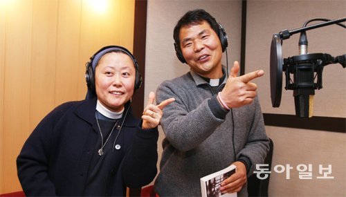 녹음실에서 포즈를 취한 김젬마 수녀(왼쪽)와 황인수 수사. 신원건 기자 laputa@donga.com
