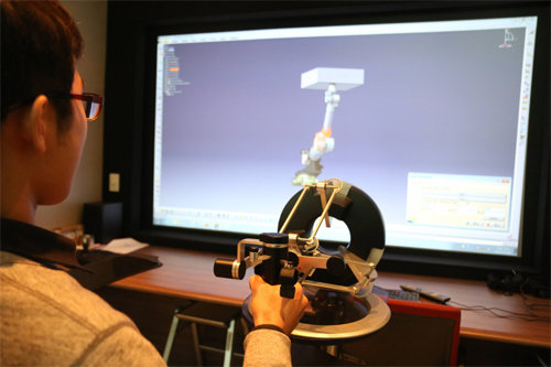 한국원자력연구원이 지난해 10월 세계 최초로 개발한 원전 해체용 시뮬레이터. 방사능 오염이 심한 원자로는 시뮬레이터로 로봇을 원격조종해 철거해야 한다. 한국원자력연구원 제공