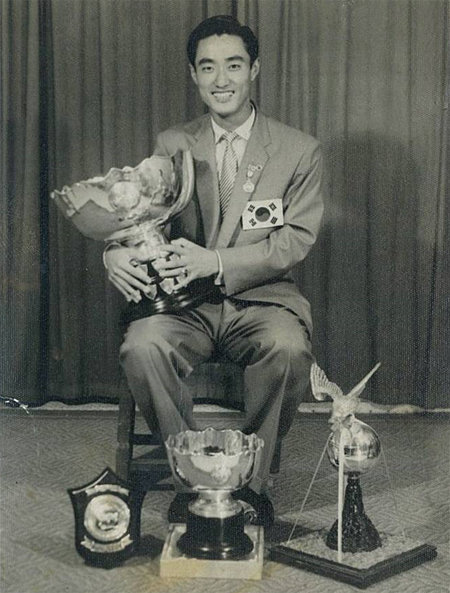 1950년대 ‘아시아의 황금 다리’로 불리며 한국 축구를 대표했던 고 최정민 전 축구대표팀 감독. 1956년 초대 대회 최종전인 베트남과의 경기에서 2골을 몰아 넣으며 한국의 우승에 앞장선 최 전 감독이 대회가 끝난 다음 날인 1956년 9월 16일 홍콩의 한 스튜디오에서 우승컵을 든 채 기념사진을 찍었다. 최혜정 씨 제공