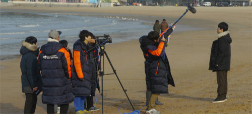 경기 부천시 청소년영화아카데미에 참여한 청소년들이 16일 인천 중구 을왕리 바닷가에서 단편영화 ‘들리지 않은 세상에서 가장 아름다운 소리’를 촬영하고 있다.부천시 제공