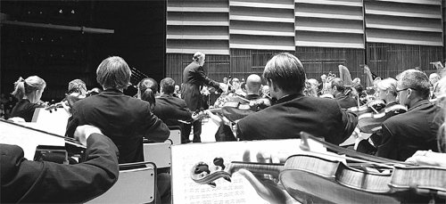 2012년 일본 공연 중 발레리 게르기예프가 런던 심포니 오케스트라를 지휘하는 모습. 아래 사진은 1912년 북미투어 공연 중 미국 캔자스 주 위치토에서 기념 촬영한 런던 심포니 오케스트라 단원들. 아트북스 제공