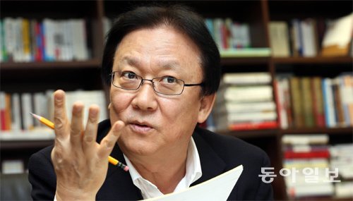 박근희 삼성사회봉사단 부회장이 지난달 26일 서울 서초구 삼성생명 사옥 집무실에서 ‘드림클래스’의 출범 계기 및 운영 에피소드 등에 대해 설명하고 있다. 이건희 삼성전자 회장의 지시로 2012년 3월 시작된 드림클래스 프로젝트는 교육 양극화 최소화를 목표로 하는 프로그램이다. 김미옥 기자 salt@donga.com