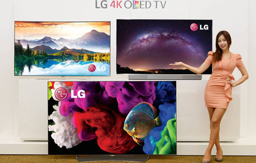 LG전자 모델이 ‘CES 2015’에 출품했던 77인치형 울트라 유기발광다이오드(OLED) TV(하단)와 65인치형 울트라 OLED TV(상단의 2개)를 선보이고 있다. LG전자 제공