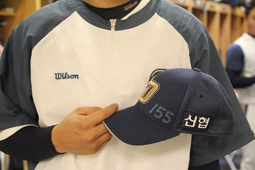 NC 선수단 모자에 ‘155’라는 숫자가 적혀 있다. 선수들은 대장암으로 투병하고 있는 원종현이 완쾌한 뒤 마운드에서 다시 155km의 빠른 공을 던지길 바라는 마음에서 ‘155’를 모자에 새겼다. 사진제공｜NC 다이노스