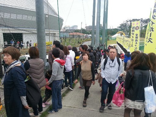 1일부터 일본 오키나와 기노자구장에서 열리는 한신 스프링캠프에 많은 인파가 몰렸다. 센트럴리그 인기구단답게 8000여 명의 팬들이 구장을 찾아 인기를 실감하게 했다. 오키나와(일본)｜김영준 기자 gatzby@donga.com 트위터 @matsri21