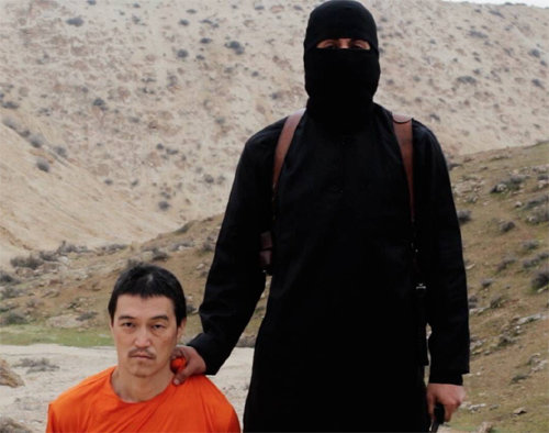 이슬람국가(IS)가 일본인 인질 고토 겐지 씨(왼쪽)를 참수했다고 주장하는 동영상의 한 장면.