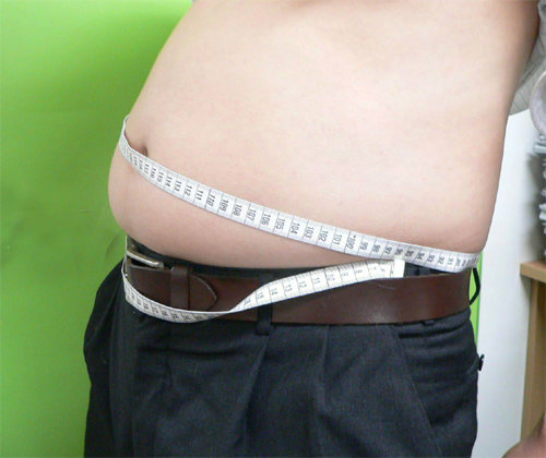 전문가들은 규칙적인 식사만으로도 다이어트 효과를 볼 수 있다고 말한다. 한 비만 환자가 허리둘레를 측정받고 있다. 동아일보DB