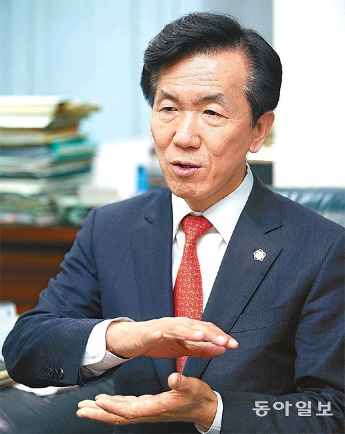 하창우 대한변호사협회장 당선자는 “예전에는 젊은 판사가 나이 많은 변호사에게 반말도 많이 했다”고 말했다. 이것을 고쳐야겠다는 생각에 2008년 서울지방변호사회장 시절 법관평가제를 처음 도입했다며 “이제는 검사평가제를 도입할 계획”이라고 했다. 신원건 기자 laputa@donga.com