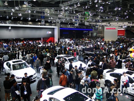 지난 ‘2013 서울모터쇼’에서 관람객들이 전시된 차량을 둘러보고 있다.