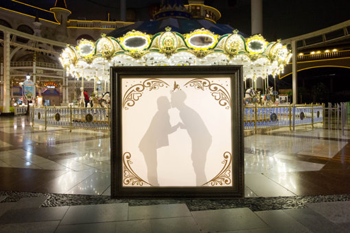 14일 밸런타인데이를 맞아 서울 잠실 롯데월드어드벤처가 마련한 ‘로맨틱 러브 부스’. 가로, 세로 각 2.5m의 액자로 꾸며진 부스에 들어가 둘만의 실루엣을 찍어 사진으로 간직하는 이색적인 로맨틱 이벤트다. 사진제공｜롯데월드