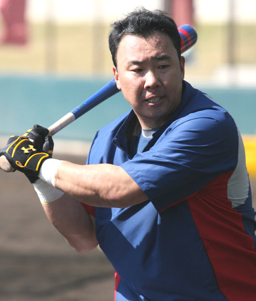 KIA 주장 이범호는 오키나와 캠프에서 가장 앞서 훈련에 열중하며 분위기를 밝게 이끌고 있다. 김기태 감독도 주장 이범호를 ‘캡틴’으로 부르며 준 코치로 예우하고 있다. 사진제공｜KIA타이거즈