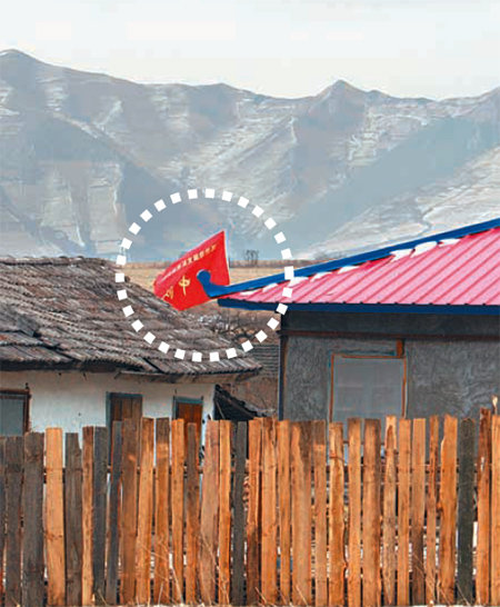 북한 탈영병이 중국의 조선족 주민을 살해한 사건이 일어난 지린 성 허룽 시 난핑 촌 마을에 군부대 깃발(점선 안)이 내걸려 있다.