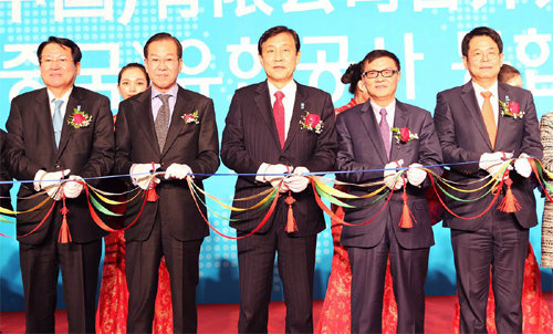 중국하나은행이 2일 베이징 포시즌호텔에서 출범식을 열었다. 왼쪽부터 김한조 외환은행장, 권영세 주중 한국대사, 김정태 하나금융그룹 회장, 둥원뱌오 중국민생투자유한공사 동사장, 김병호 하나은행장 직무대행이 테이프 커팅을 하고 있다. 하나금융지주 제공